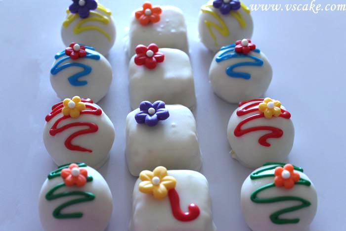 Snow White Cake Bites after decoration